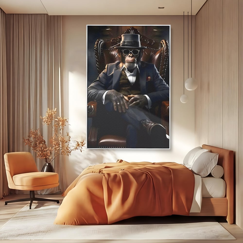 Tablou canvas cu tablou canvas cu cimpanzeu mafiot, in rama de aluminiu argintiu, pe perete intr-un dormitor